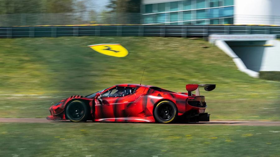 Der neue Ferrari 296 GT3 bei seiner ersten Ausfahrt in Fiorano.