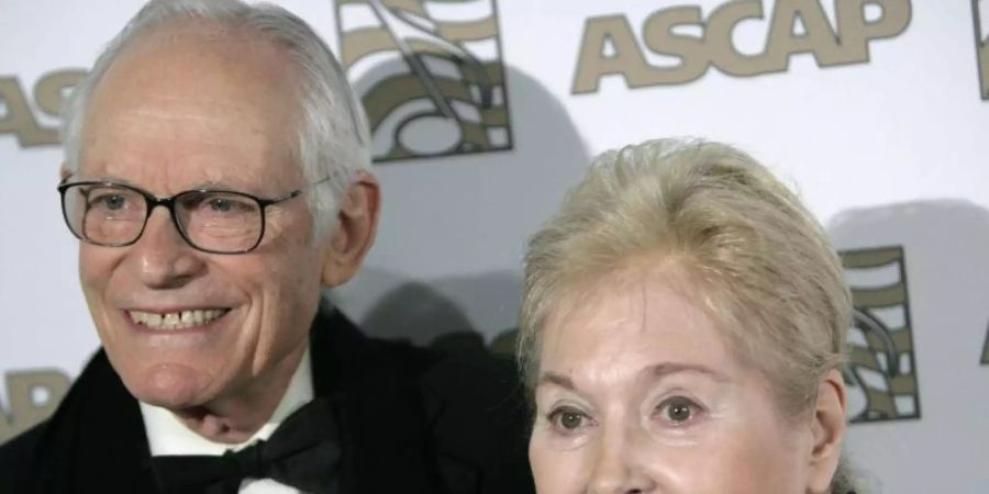 US-Komponistin Marilyn Bergman (r) mit ihrem Ehemann Alan bei einem Event in Beverly Hills. Die dreifache Oscar-Preisträgerin ist im Alter von 93 Jahren verstorben. Foto: Matt Sayles/AP/dpa