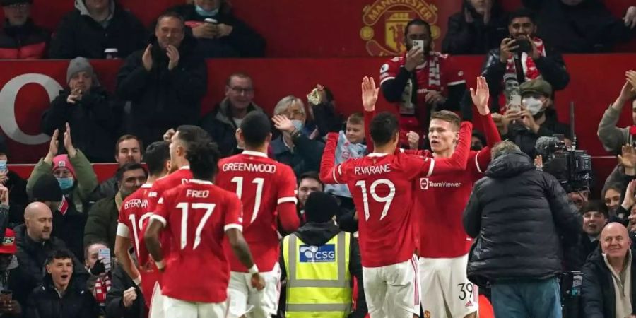 Die Spieler von Manchester United feiern das 1:0 gege- Aston Villa im Old Trafford. Foto: Martin Rickett/PA Wire/dpa