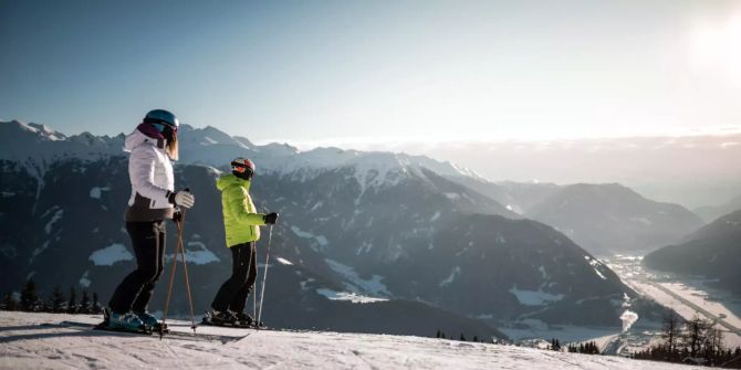 Skipiste Berg zwei Personen Aussicht Berglandschaft