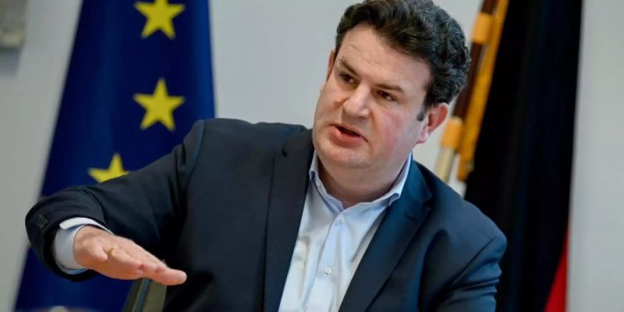 Bundesarbeitsminister Hubertus Heil: «Wir erleben in einzelnen Regionen und Branchen bereits, dass Arbeitskräfte und oft Fachkräfte fehlen.». Foto: Britta Pedersen/dpa-Zentralbild/dpa