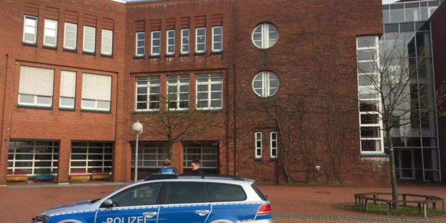 Ein Einsatzfahrzeug der Polizei steht während des Einsatzes vor der Eckener Schule in Flensburg. Foto: Birgitta von Gyldenfeldt