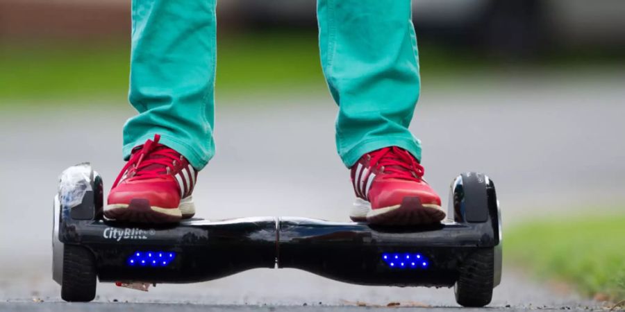 Mit einem Hoverboard unterwegs auf einer Strasse - die BFU warnt davor, Hoverboards und ähnliche Geräte im Strassenverkehr zu nutzen. (Archivbild)