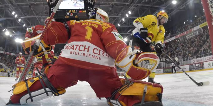 Simon Moser im Duell mit Biels Goalie Jonas Hiller. SC Bern out