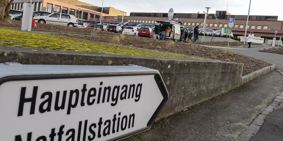 Waffe entwendet und Abzug gezogen: Ein berauschtes Paar hat im Kantonsspital Münsterlingen Polizisten angegriffen. (Archivbild)