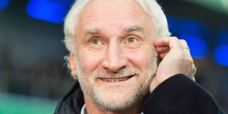 Leverkusens Sportlicher Leiter Rudi Völler will keine Zweifel an Trainer Peter Bosz aufkommen lassen. Foto: Guido Kirchner/Archiv
