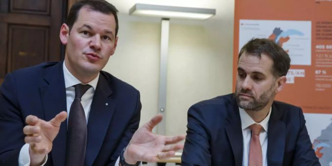 Die Genfer Regierung mit Pierre Maudet (l.) und Antonio Hodgers (r.) stellt eine Studie zu den Konsumgewohnheiten im Grossraum Genf vor.
Der Umsatzschwund durch den Einkaufstourismus in Frankreich sei volumenmässig nicht dramatisch, sagt Regierungspräsident Hodgers. Die Genfer Regierung mit Pierre Maudet (l.) und Antonio Hodgers (r.) stellt eine Studie zu den Konsumgewohnheiten im Grossraum Genf vor.
Der Umsatzschwund durch den Einkaufstourismus in Frankreich sei volumenmässig nicht dramatisch, sagt Regierungspräsident Hodgers.