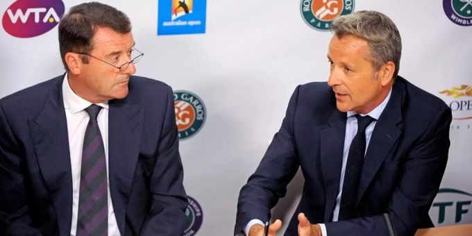 ATP-Chef Chris Kermode (rechts) bei einer Pressekonferenz. Chris Kermode ATP