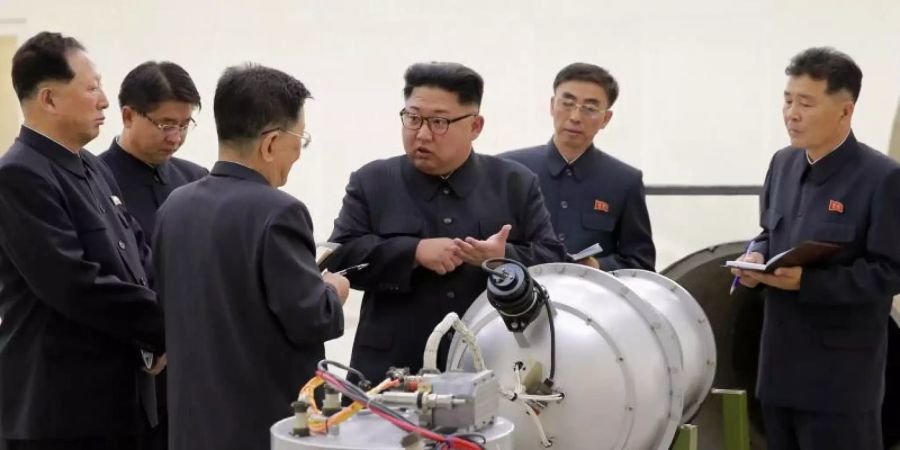 Nordkoreas Staatschef Kim Jong Un neben einem Sprengkopf: Nach Ansicht von Experten hat Pjöngjang nach dem ersten Treffen mit Trump nicht wesentlich abgerüstet. Foto: KCNA via KNS