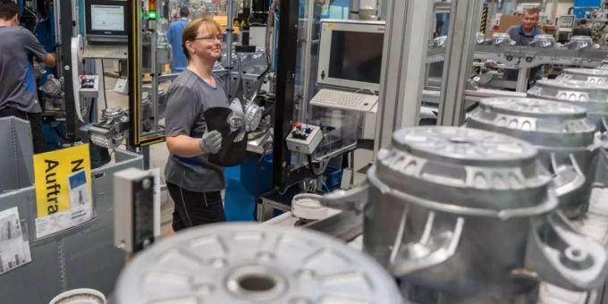 Eine Mitarbeiterin eines Herstellers von Ventilatoren und Elektromotoren montiert Lüfter. Die deutsche Elektroindustrie hat ihre Exporte kräftig gesteigert. Foto: Daniel Maurer Eine Mitarbeiterin eines Herstellers von Ventilatoren und Elektromotoren montiert Lüfter. Die deutsche Elektroindustrie hat ihre Exporte kräftig gesteigert. Foto: Daniel Maurer