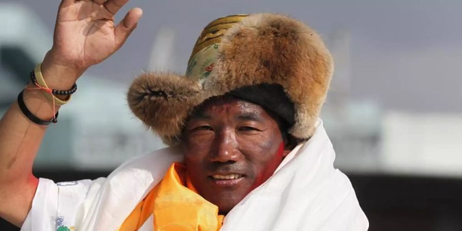 Kami Rita, Sherpa aus Nepal, hat seinen Rekord für die meisten Besteigungen des Mount Everest zum zweiten Mal innerhalb einer Woche ausgebaut. Foto: Niranjan Shrestha/AP