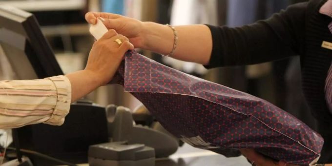 Abholung über die klassische Ladentheke: Immer mehr Unternehmen bieten diesen Service für Online-Einkäufer an. Foto: Daniel Karmann Abholung über die klassische Ladentheke: Immer mehr Unternehmen bieten diesen Service für Online-Einkäufer an. Foto: Daniel Karmann