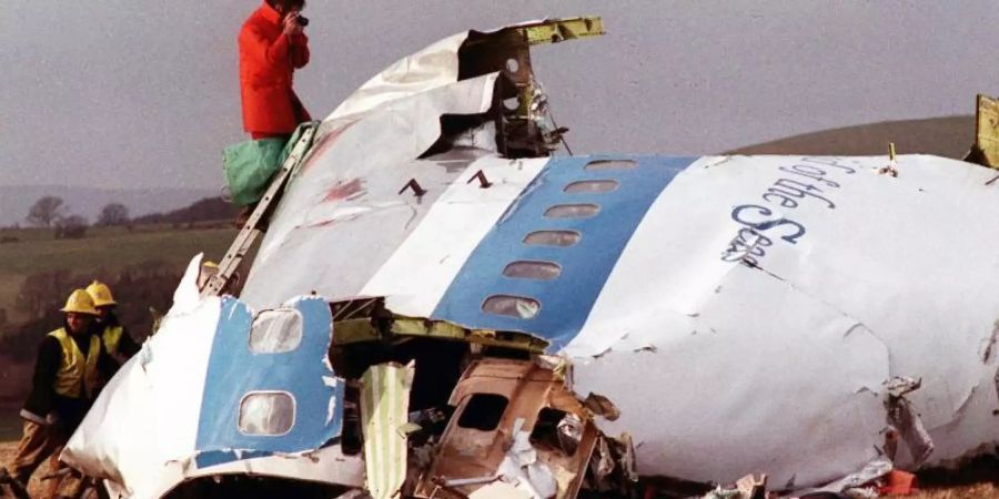 Ermittler untersuchen im Dezember 1988 die Trümmer der über Schottland abgestürzten Pan American-Maschine. Foto: AP/Keystone