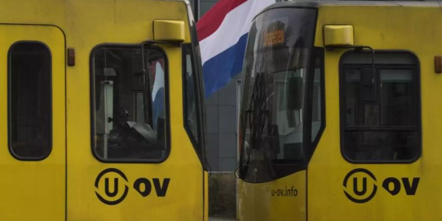 Nach den tödlichen Schüssen laufen die Ermittlungen auf Hochtouren. Und in der Strassenbahn Nummer 60 herrscht ungewöhnliche Stille. Foto: Peter Dejong