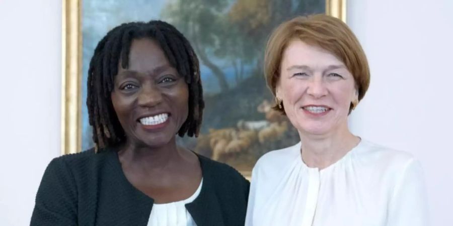 Elke Büdenbender (r), die Frau des Bundespräsidenten, begrüsst Auma Obama, die Halbschwester des ehemaligen US-Präsidenten Obama und Autorin im Berliner Schloss Bellevue. Foto: Ralf Hirschberger