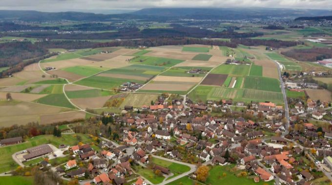 Die Gemeinde Marthalen im Zürcher Weinland. zürich wahlen svp