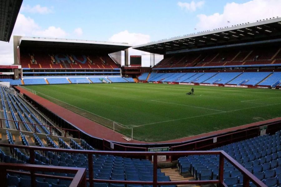 Villa Park in Birmingham, Heimstadion von Aston Villa, 42'660 Zuschauer.