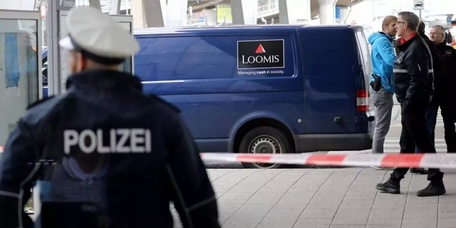 Spurensicherung an dem ausgeraubten Geldtransporter am Köln/Bonner Flughafen. Foto: Oliver Berg