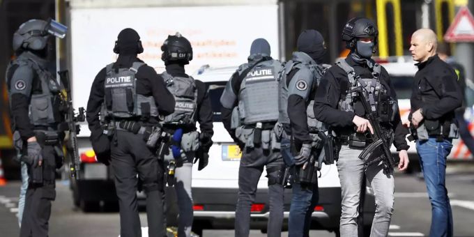 Mehrere bewaffnete Polizisten stehen am 18.03.19 auf dem 24.-Oktober-Platz an dem kurz zuvor mehrere Schüsse gefallen sind. Polizei Utrecht Schiesserei