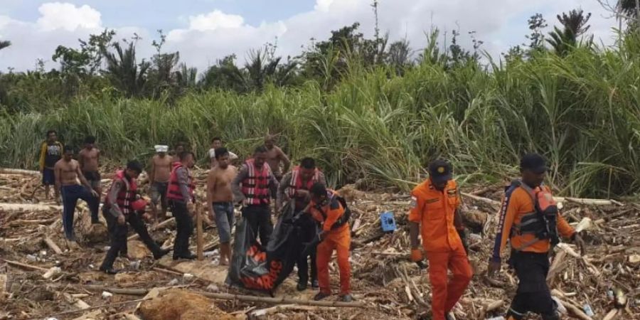 Rettungskräfte bergen in Sentani ein Opfer der Sturzflut. Foto: BASARNAS