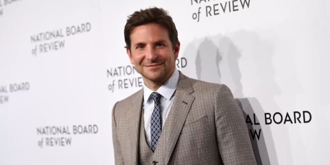 Bradley Cooper wurde von Tierschützern mit einem ganz speziellen Preis geehrt. Bradley Cooper im Anzug.