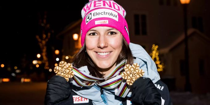 Wendy Holdener mit ihren beiden Goldmedaillen. Wendy Holdener