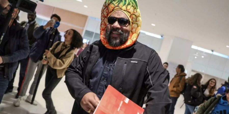Dieudonné mit einer Ananas-Mütze vor Gericht in Paris