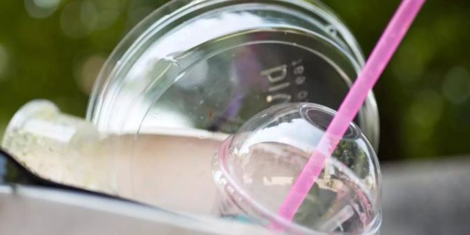 Plastikgeschirr auf einem Mülleimer. geschirr