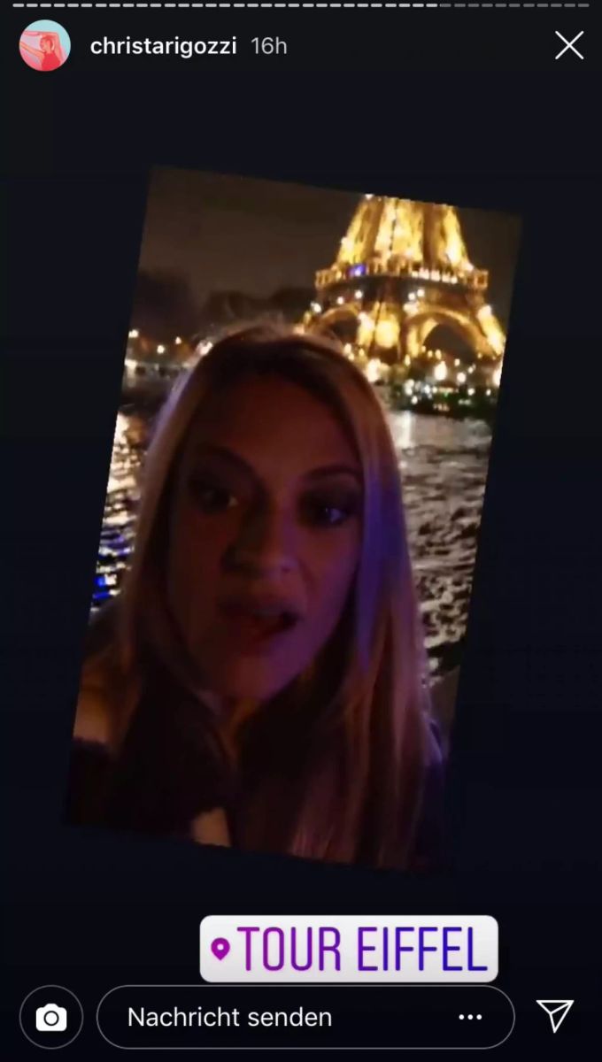 Auch Moderatorin Christa Rigozzi macht ein Foto des beleuchteten Wahrzeichens. Damit ist sie nicht allein. Christa Rigozzi