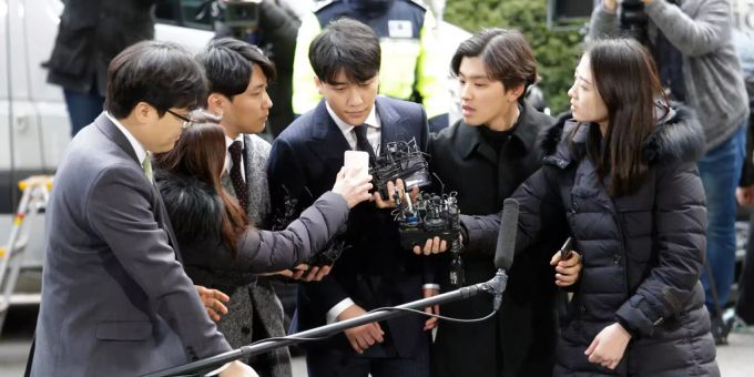 Seungri, der «Great Gatsby» des K-Pops, erscheint vor der Polizeiagentur in Seoul, Südkorea. seungri