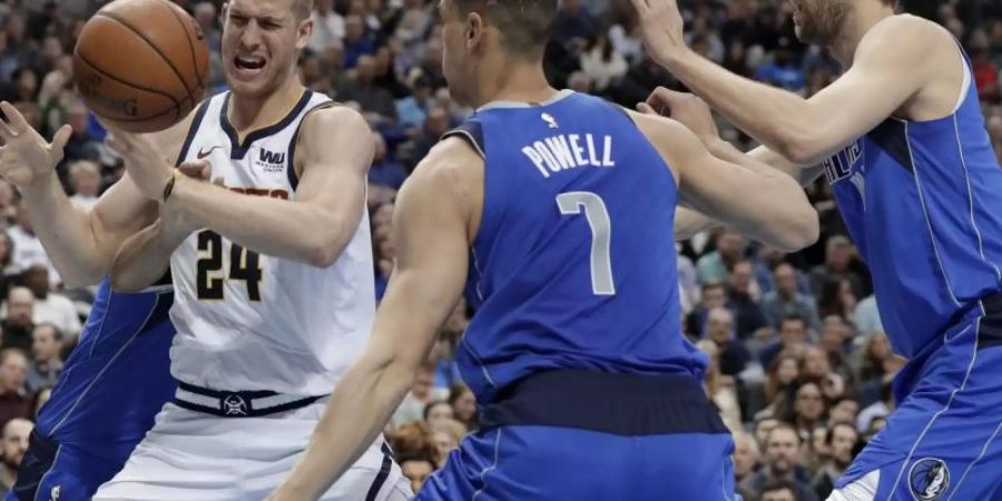 Die Mavs-Spieler Devin Harris (hinten links), Dwight Powell (2.v.r.) und Dirk Nowitzki (r) verteidigen gegen Mason Plumlee von den Denver Nuggets. Foto Tony Gutierrez/AP Foto: Tony Gutierrez