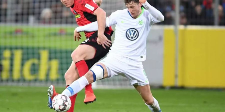 Wolfsburgs Wout Weghorst (r) musste das Training abbrechen. Foto: Patrick Seeger