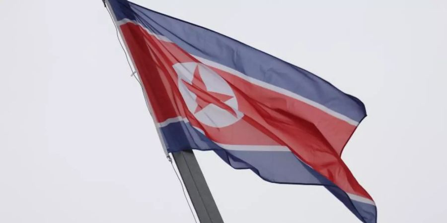 Die Flagge Nordkoreas. Vielen Bürgern des stalinistisch regierten Staates droht Lebensmittelknappheit. Foto: Stefan Schaubitzer