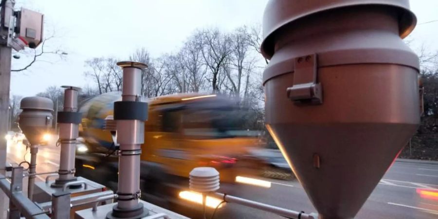 Autos und Lastwagen fahren an einer Luft-Messstation für Feinstaub und Stickoxide am Stuttgarter Neckartor vorbei. Foto: Bernd Weissbrod