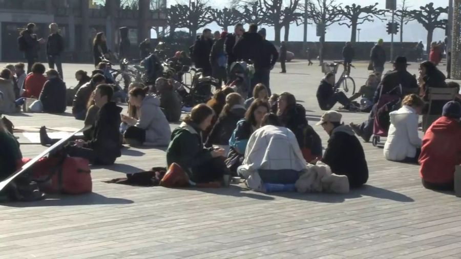 Klimademonstrierende auf dem Zürcher Sechseläutenplatz.