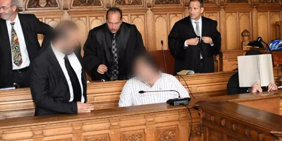 Die Angeklagten sitzen in einem Saal des Bremer Landgerichts vor ihren Anwälten. Foto: Carmen Jaspersen