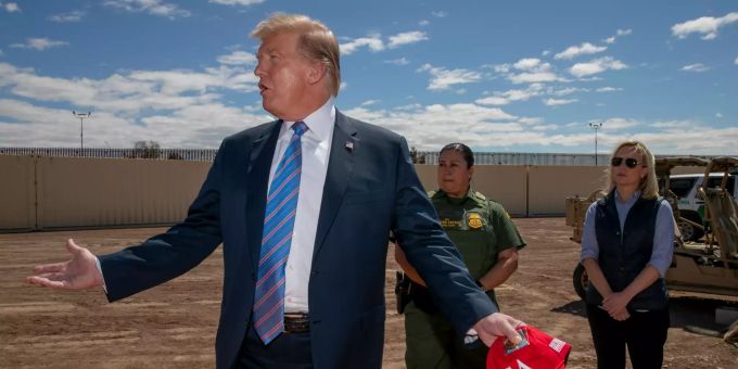 Donald Trump besuchte erst vor wenigen Tagen eine Grenzmauer im kalifornischen Calexico. Donald Trump Grenze Mexiko.