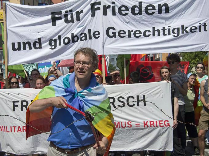 Jo Lang war über 8 Jahre für die Zuger Alternativ-Grünen im Nationalrat und ist Mitgründer der Gruppe für eine Schweiz ohne Armee (GSoA). Nationalrat