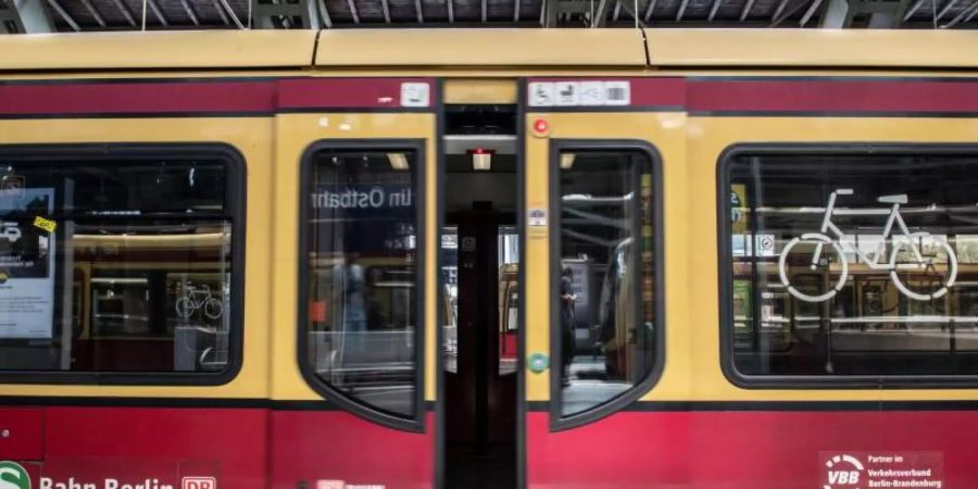 Ein Paar muss für öffentlichen Sex in einer Berliner S-Bahn 7500 Euro Strafe zahlen. Foto: Paul Zinken/Symbol