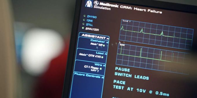 Auf einem Monitor wird der Herzrhythmus überwacht. Künstliche Intelligenz