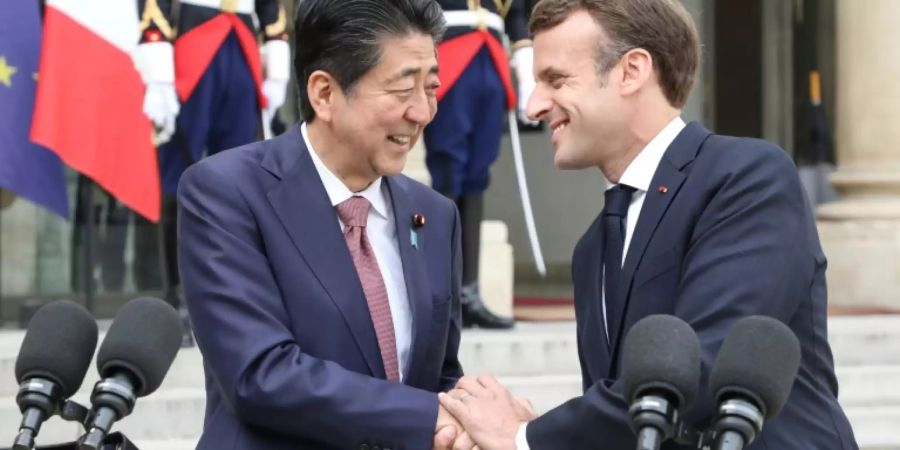 Abe (li.) und Macron im Pariser Elysee-Palast