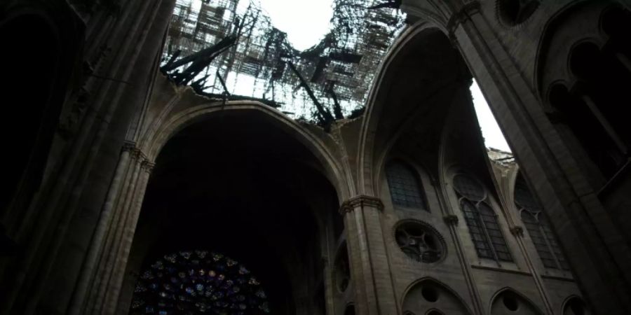 Ein Blick zum zerstörten Dach von Notre-Dame