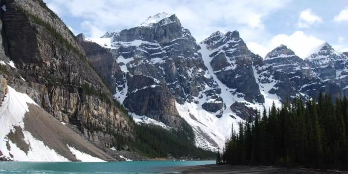Schneebedeckte Berge im Banff-Nationalpark in der kanadischen Provinz Alberta. Bergsteiger Leichen