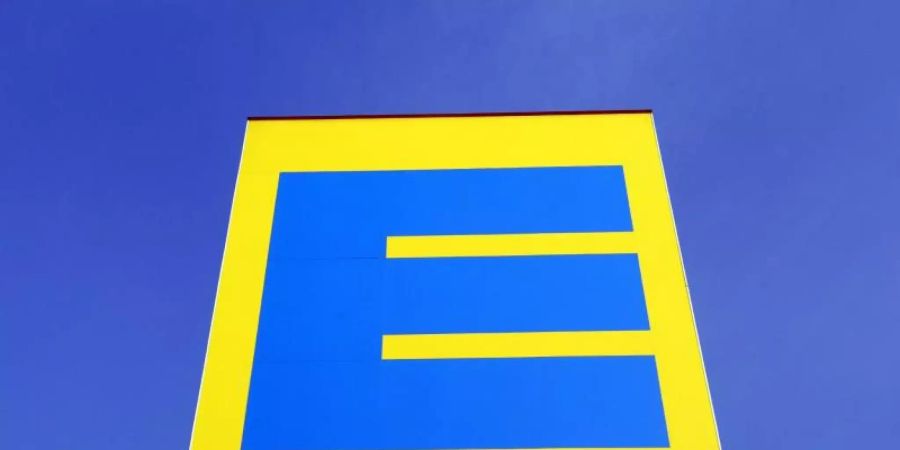 Edeka-Logo auf einer Filiale von Edeka. Neben eigenen Drogeriemärkten sollen künftig auch Bio-Märkte Neugeschäft bringen. Foto: Patrick Seeger