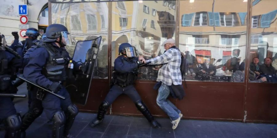 Polizei im Einsatz gegen einen Demonstranten in Nizza