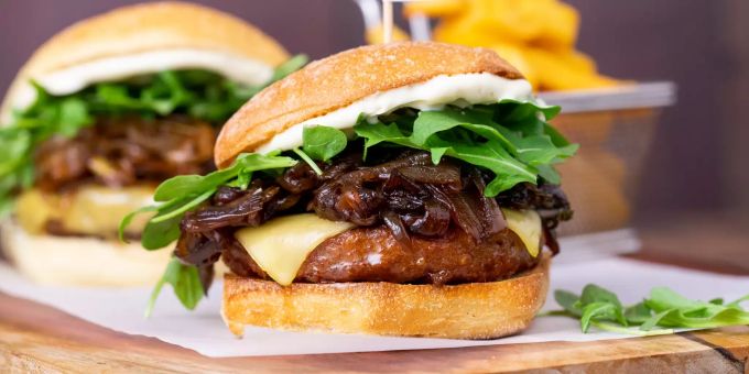 Ein vegan Cheeseburger mit einem Patty von Beyond Burger. Vegan Burger Beyond Meat