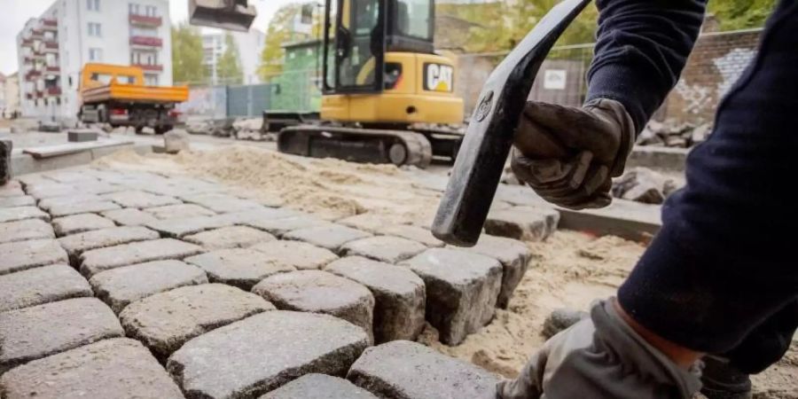 Müssen sich Hausbesitzer an dem Strassenausbau beteiligen, fallen oft Beiträge über 10.000 Euro an. Foto: Christoph Soeder