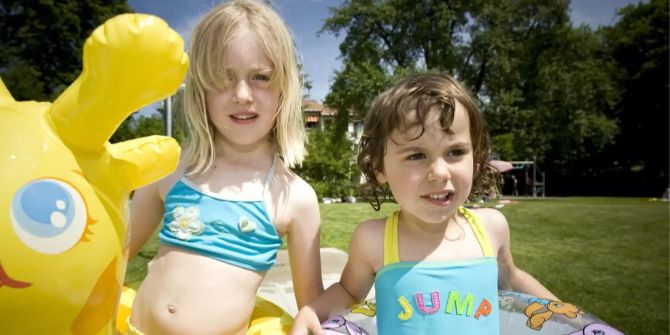 Zwei Kinder im Schwimmbad Lerchenfeld in St. Gallen.