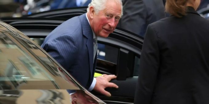 Skandal Prinz Charles soll in seinem englischen Anwesen gefälschte Gemälde hängen haben. Skandal Prinz charles