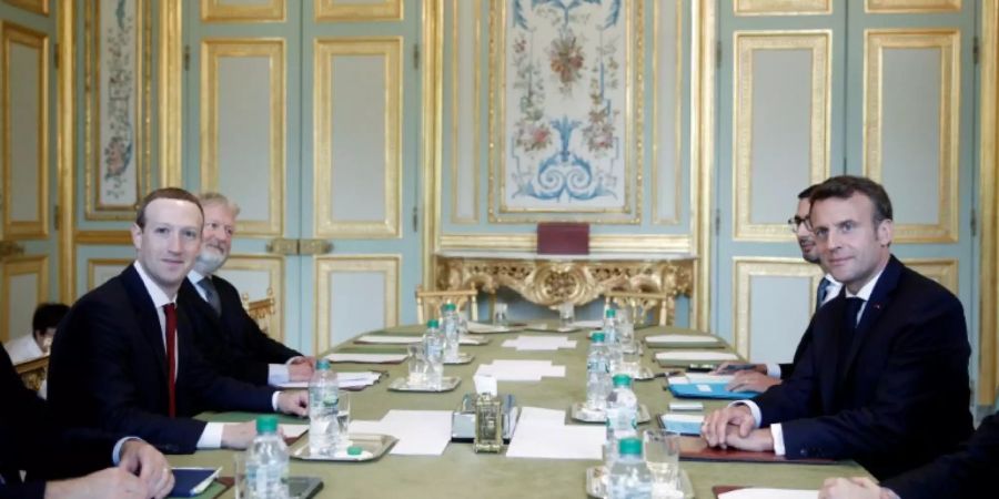 Zuckerberg (li.) und Macron (re.) im Elysée-Palast